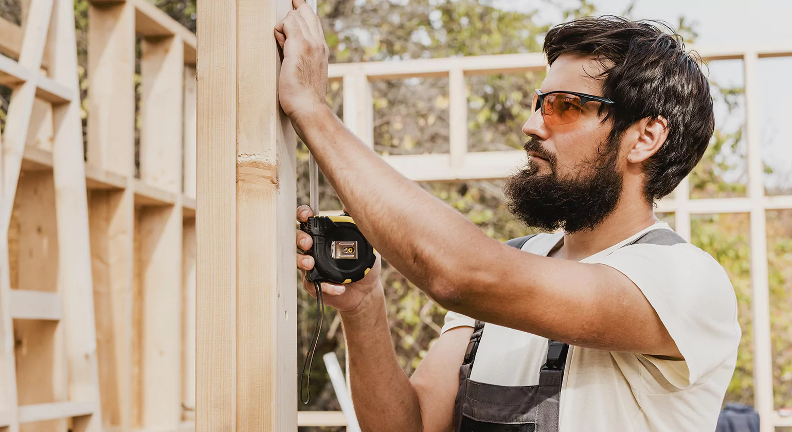 Comparing Fresh-Cut Timber vs. Reclaimed Wood for Trusses